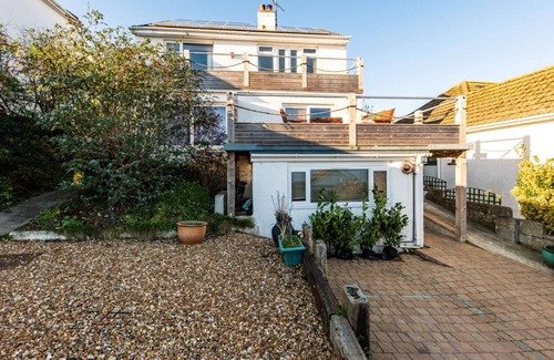 Looe Apartment | Seaside escape overlooking beautiful looe bay
