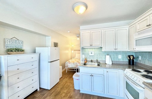 Atlantic Beach Apartment | Seaside Escape Pool Kitchen Direct Beach Access