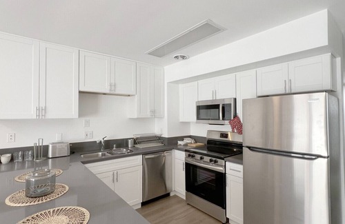 North of Montana Apartment | Seaside Escape Steps from Santa Monica Beach