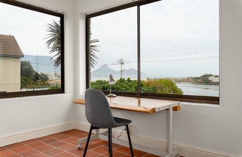 Milnerton House | Seaside Family Haven|Stunning Table Mountain View