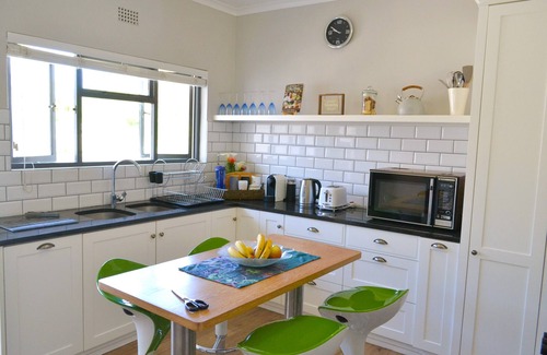 Voelklip House | Seaside family holiday home with exquisite mountain view (disabled-friendly)