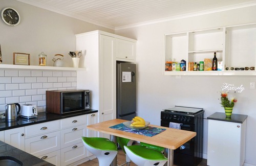 Voelklip House | Seaside family holiday home with exquisite mountain view (disabled-friendly)