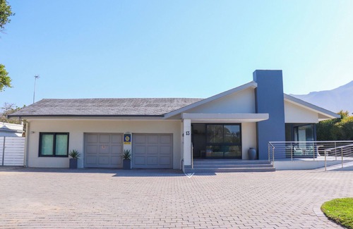 Voelklip House | Seaside family holiday home with exquisite mountain view (disabled-friendly)