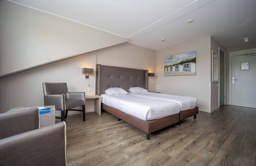 Westkapelle Hotel | Seaside Getaway with Outdoor Pool, Restaurant, Tennis & Kids’ Play Area