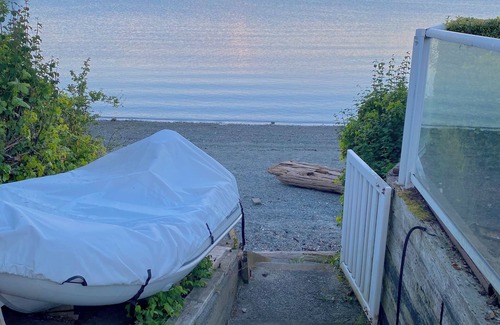 Sidney House | Seaside Haven Oceanfront Suite - Private Hot Tub