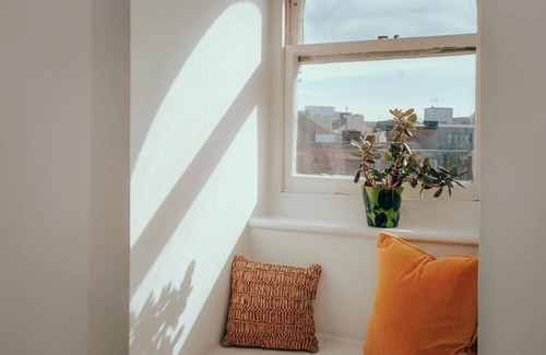 Eastbourne Seafront Apartment | Seaside Hideout - close to beach