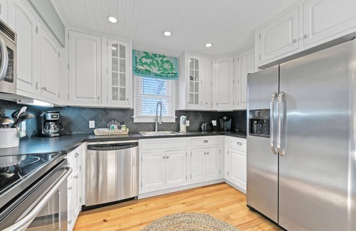 Seaside House | Seaside "Leave of Absence" | 2 BR | Sleeps 6 | Screened Porch + Fire Pit!