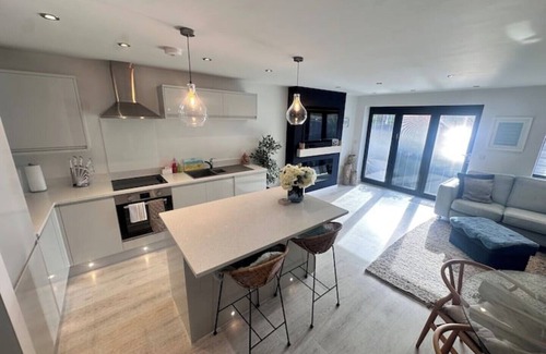 Swalecliffe House | Seaside luxury escape - 2 mins to beach, shops, restaurants.