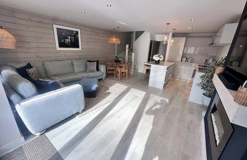 Swalecliffe House | Seaside luxury escape - 2 mins to beach, shops, restaurants.