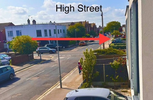 Swalecliffe House | Seaside luxury escape - 2 mins to beach, shops, restaurants.