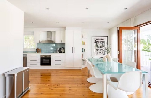Mermaid Waters House | Seaside Luxury in ‘The Pocket’ 750m to Nobby Beach.