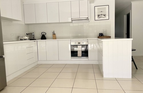 Mermaid Waters House | Seaside Luxury in ‘The Pocket’ 750m to Nobby Beach.