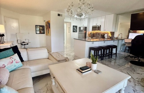Bella Vista Condo | Seaside Modern Elegance and 3 minute Walk to the Beach