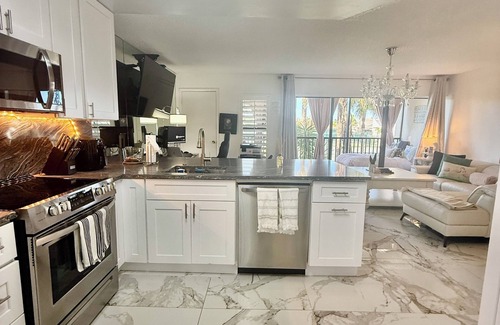 Bella Vista Condo | Seaside Modern Elegance and 3 minute Walk to the Beach