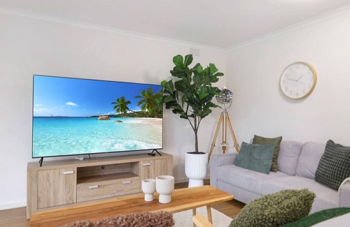Ocean Grove Apartment | Seaside on The Parade- Central, walk to the beach, shops