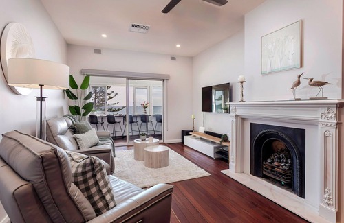 Glenelg South Apartment | Seaside Rendezvous - Glenelg South 3BDR 1BTH