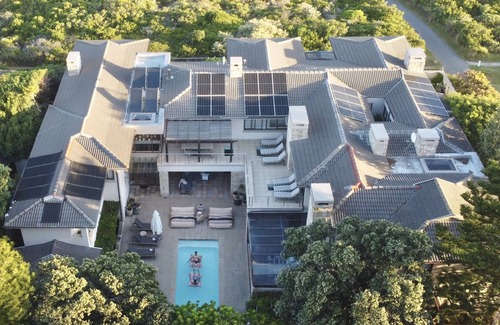Fernkloof House | Seaside Retreat In Hermanus On Cliff path. Equipped with solar inverter system