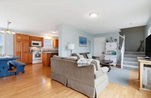 Hampton House | Seaside retreat: Steps to beach, board walk. 3 car parking, deck, BBQ.