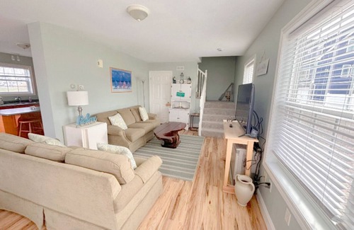 Hampton House | Seaside retreat: Steps to beach, board walk. 3 car parking, deck, BBQ.