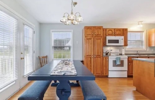 Hampton House | Seaside retreat: Steps to beach, board walk. 3 car parking, deck, BBQ.