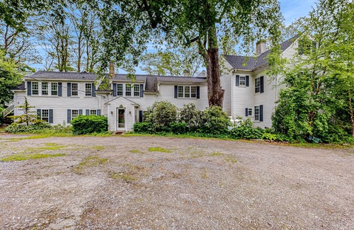Belfast House | Seaside Sanctuary: Elegant Family Compound on the Water with stunning Ocean View