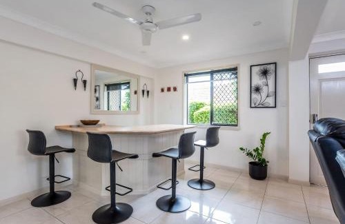 Wynnum House | Seaside Serenity at Plumeria Place