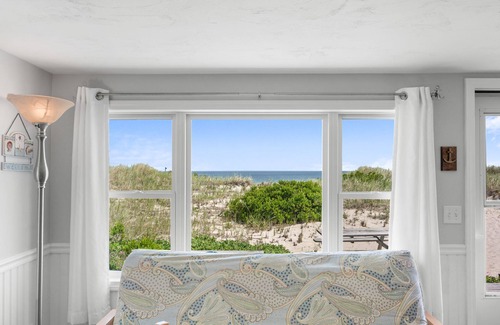 East Sandwich Cottage | Seaside Serenity with Private Beach Access