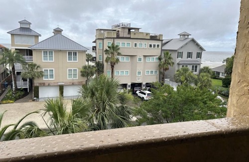 Saint Simons Island Condo | Seaside Splendor: Comfortable Living at Ocean Lodge