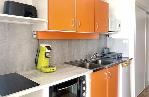 Le Grand Large Apartment | Seaside Studio with Terrace and Private Parking - Sleeps 4
