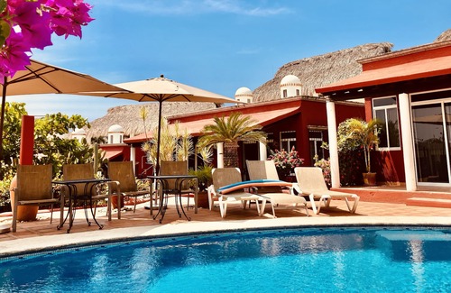 Hidalgo House | SEASIDE VACATION WITH GARDENS AND POOL