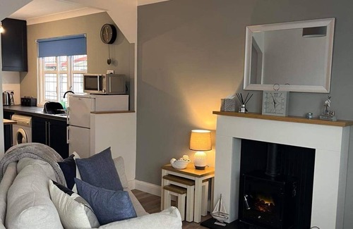 Bridlington House | SeasideEscape-2Br-Sleeps4-Parking-PetsOK-Fireplace