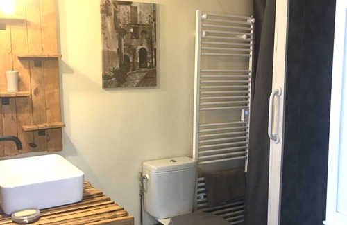 Saint-Pierre-de-Chignac Apartment | seasonal rental with swimming pool