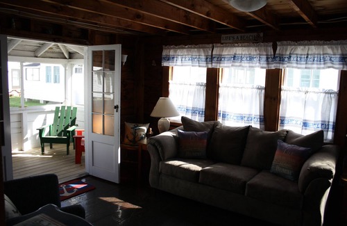 York Beach Cottage | Seasonal 4 Bedroom cottage at Long Sands beach.