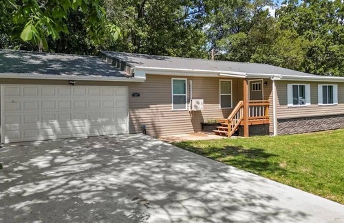 Camdenton House | seasonal lake view it is conveniently located close to Camdenton and surrounding