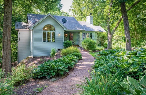 The Galena Territory House | Seasonal Lake Views/HotTub/Movie Room! Cozy! Forest Vibes! Sunroom, Decks, Grill