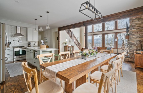 Windham House | Seasonal Pool Plus Hot Tub & EV Charger 5 mins to Skiing at Windham Mountain