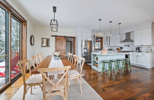 Windham House | Seasonal Pool Plus Hot Tub & EV Charger 5 mins to Skiing at Windham Mountain