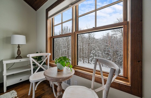 Windham House | Seasonal Pool Plus Hot Tub & EV Charger 5 mins to Skiing at Windham Mountain