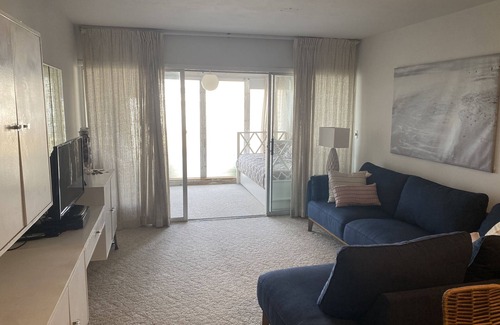 Suffolk County Condo | Seasonal Rental. Hear the waves-beach front 1.5 bdrm, access to pool/fitness/bay