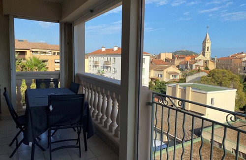 Sanary-sur-Mer Apartment | Seasonal rental T3 quiet, secure residence in the heart of the city center