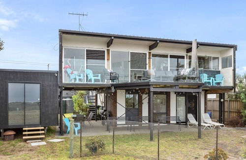 Bellarine House | Seatheview with direct foreshore access, stunning views, and modern family comforts.
