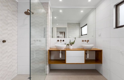 Bellarine House | Seatheview with direct foreshore access, stunning views, and modern family comforts.