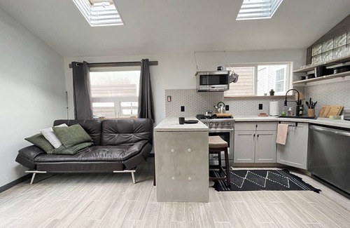 Mann House | Seattle Luxury 2BR House with Off-Street Parking