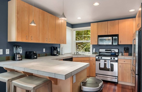 Mann House | Seattle Vacation Home: Fields of Dreams - Great Location | 2 Master Suites! | 5 Star Hospitality
