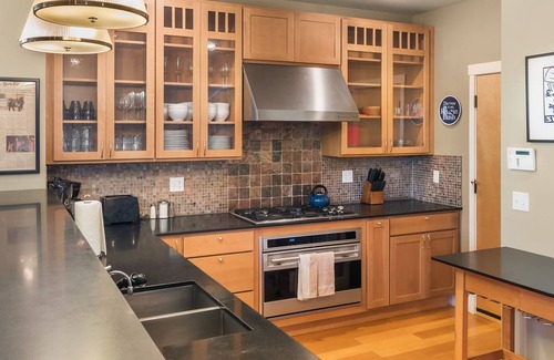 Mann House | Seattle Vacation Home: House of Suffrage - 5 bedroom, sleeps 16!