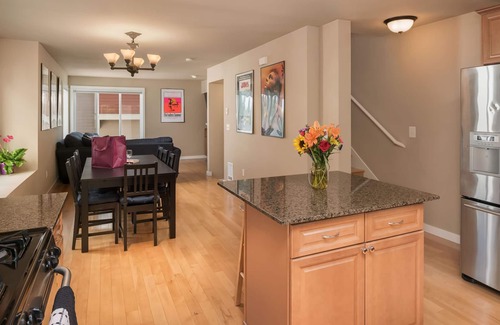 Mann House | Seattle Vacation Home: Life's a Beach - Comfort, LOCATION, 3 En Suites! | Ideal for Families