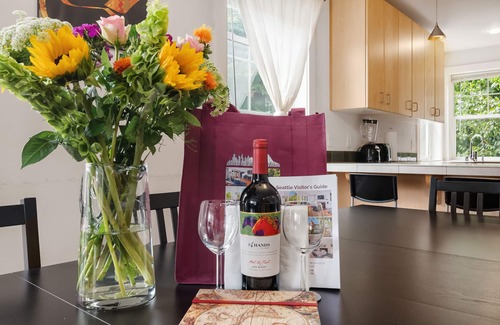 Mann House | Seattle Vacation Home: The Library - 4 bedroom house, great location, sleeps 12