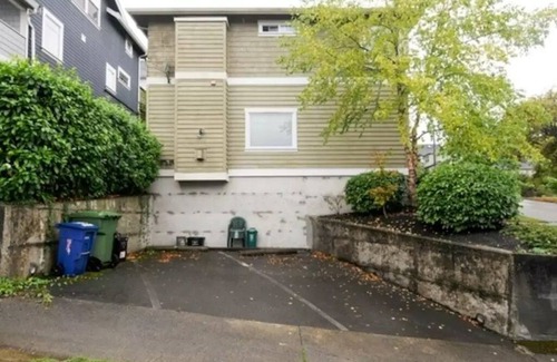 Mann House | Seattle Vacation Home: The Market - Modern 2 bed craftsman, great location