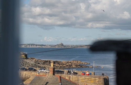 Mousehole Cottage | SeaView-2Br-Sleeps5-Cottage-FastWiFi-WoodBurner