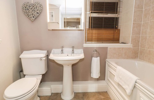 Barmouth Apartment | SEAVIEW APARTMENT, character holiday cottage in Barmouth